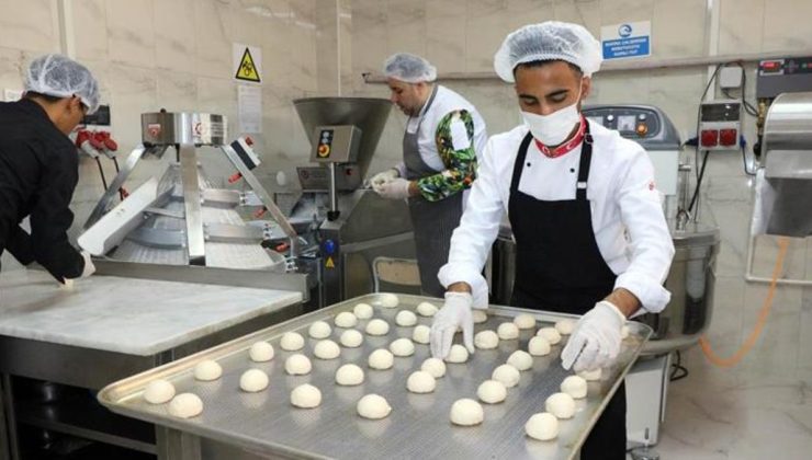 Fabrika gibi okul! Öğrenciler her gün 5 bin ekmek üretiyor