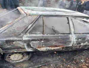 Zonguldak’ın Alaplı ilçesinde seyir halindeki otomobil alev alev yandı