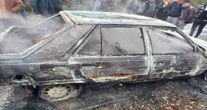 Zonguldak’ın Alaplı ilçesinde seyir halindeki otomobil alev alev yandı