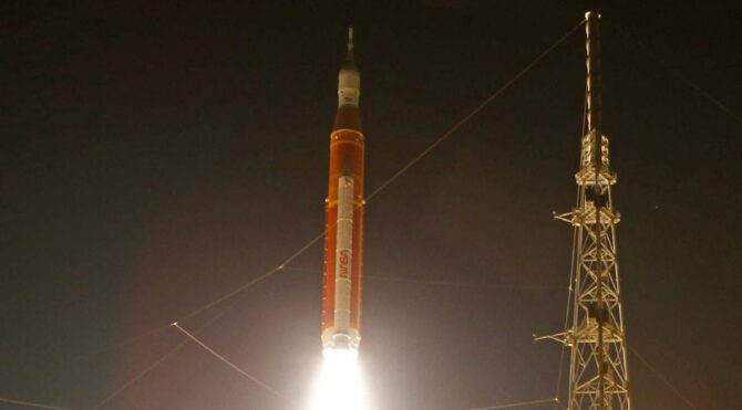 Ay’a dönüşte ilk adım atıldı… NASA’nın en güçlü roketi Artemis-1 fırlatıldı