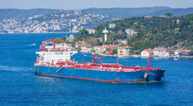 Boğazlar için kritik karar: Rus petrol tankerleri etkilenebilir