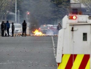 Kuzey İrlanda’da polis aracına el yapımı bombayla saldırı