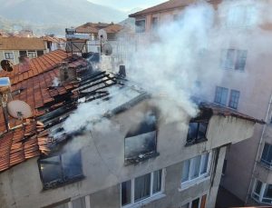 Zonguldak’ın Devrek ilçesinde bir evin çatı katı kül oldu!
