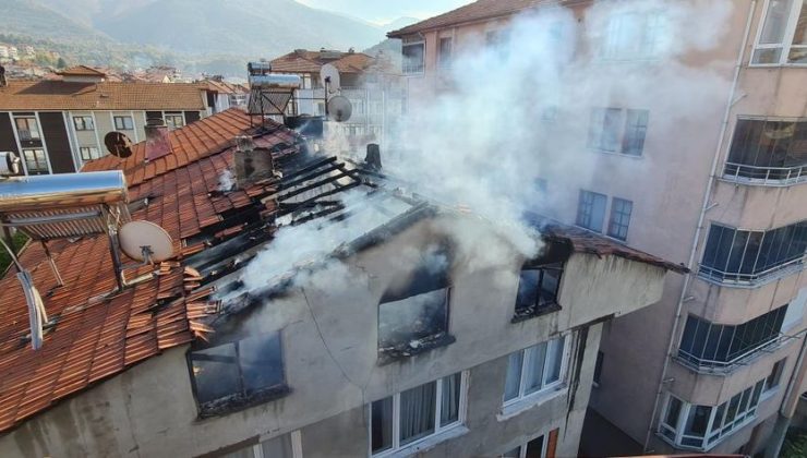 Zonguldak’ın Devrek ilçesinde bir evin çatı katı kül oldu!