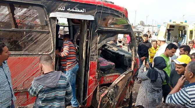 Mısır’da otobüs devrilmesi sonucu 20 kişi hayatını kaybetti