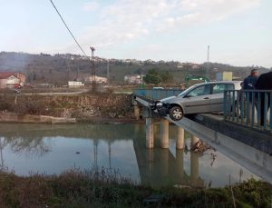 Alaplı’da kaza otomobil köprüde asılı kaldı