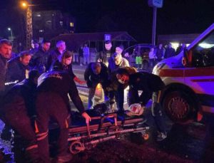 Devrek’te motosiklet dönüş yapan ticari taksiyle çarpıştı: 2 yaralı