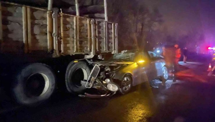 Otomobil tomruk yüklü kamyona çarptı: 1 yaralı