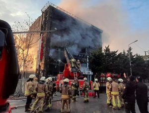 Akit Medya Grubu’nun da bulunduğu binadaki yangını söndürme çalışmaları 15. saatinde devam ediyor
